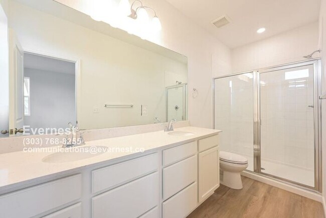 Building Photo - Spacious and Stylish Townhome with Prime L...