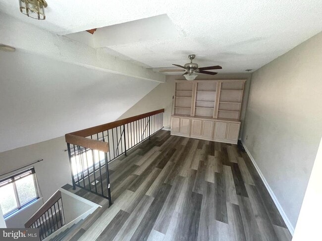 Building Photo - 214 Carriage Ct