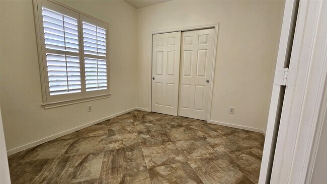 Building Photo - 305 Reinicke St