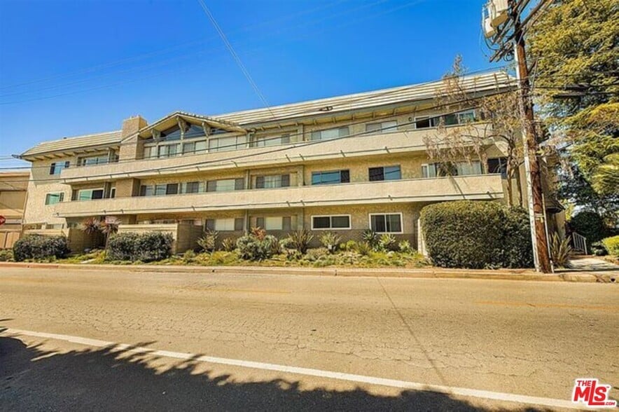 Building Photo - 2345 Roscomare Rd