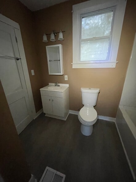 Building Photo - 5002 Park Ave