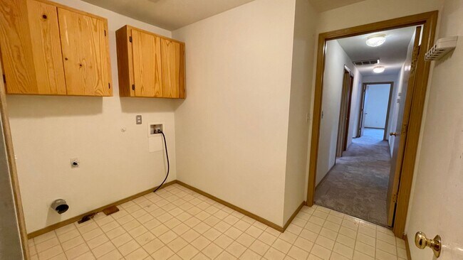 Building Photo - Adorable Open Layout 3BD/2BA Home Located In Town! 2 Living Rooms~Gas Fireplace~Fenced Yard!