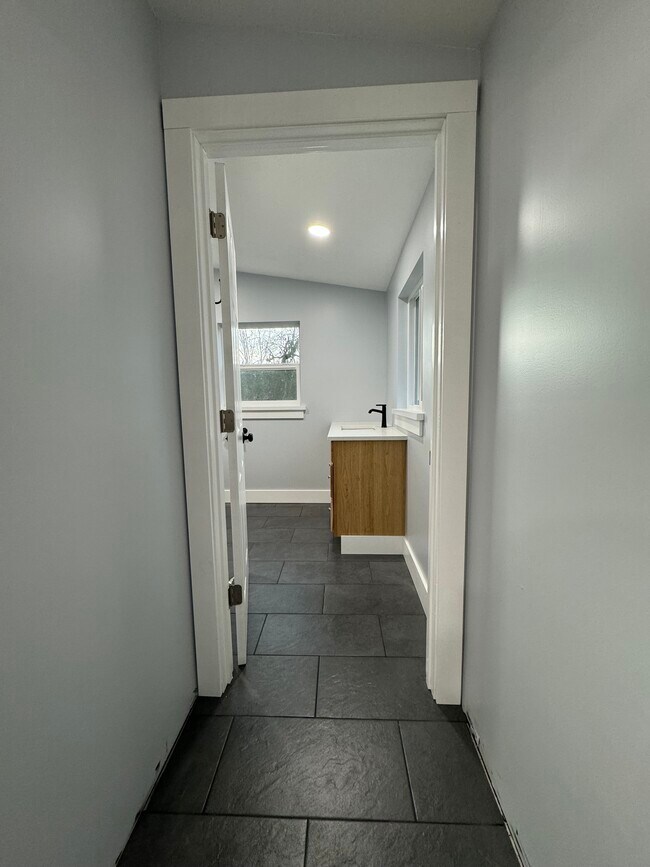 Building Photo - 611 Tangent St