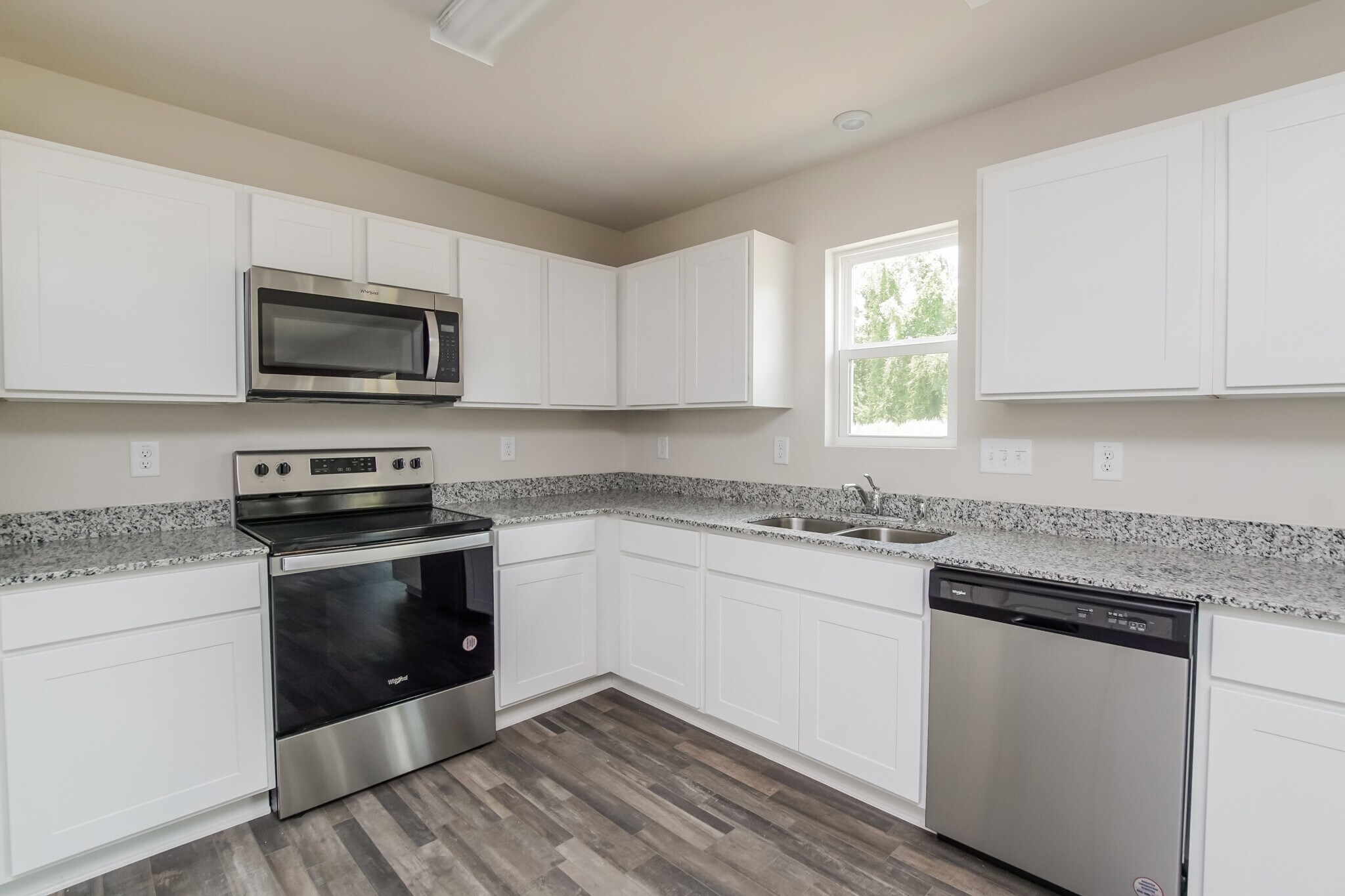 Building Photo - 1054 Manor Dr