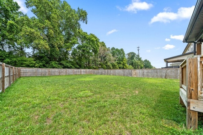 Building Photo - Gorgeous Single-Family with a Large Fenced Backyard!
