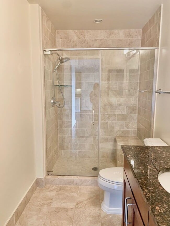 Building Photo - Beautiful 1 BR plus den 2 BA luxury condo ...
