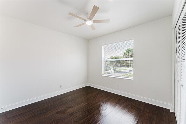 Building Photo - 10646 Lake Oak Way