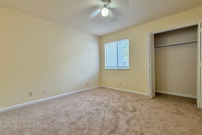 Building Photo - AVAILABLE NOW! (Pet Friendly)