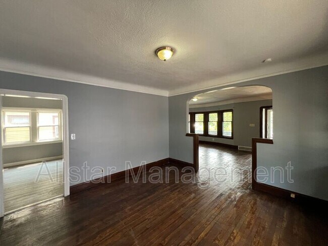 Building Photo - 3257 E 139th St