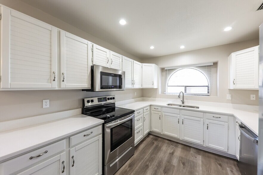 Building Photo - 8938 N 64th Ln