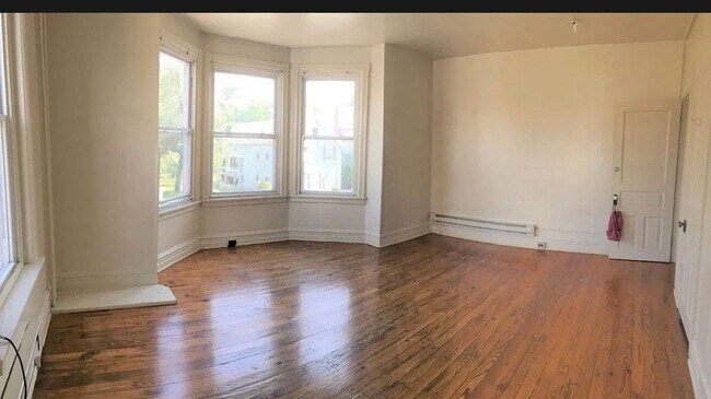 Building Photo - Student Housing 5 bedroom House Available Now & 2026-2027 School Year!