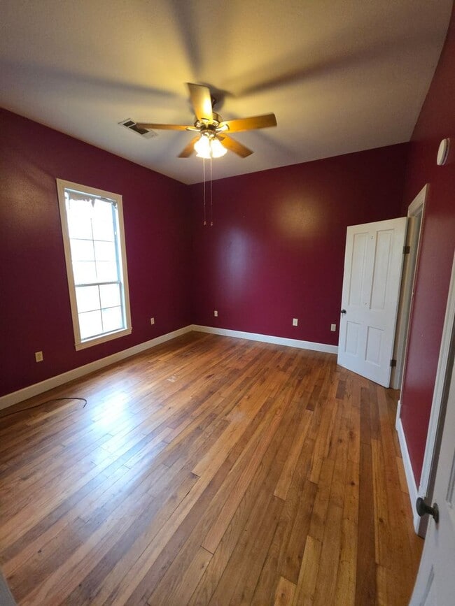 Building Photo - 217 W 7th St