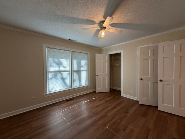 Building Photo - 124 Rock Creek Dr S