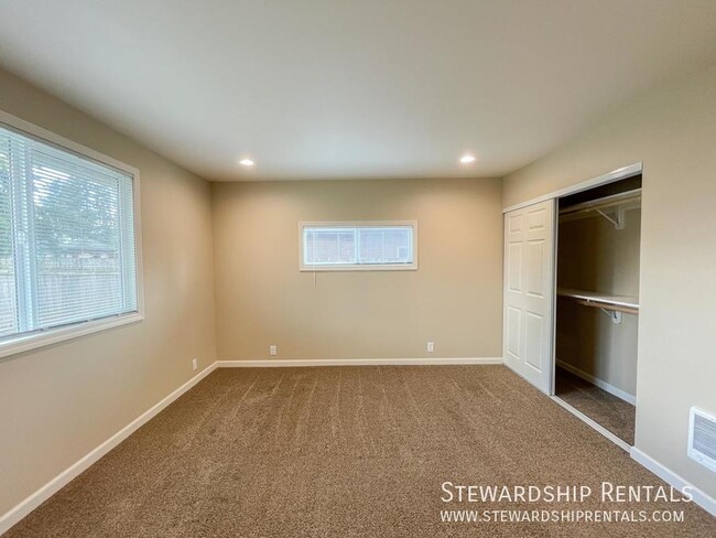 Building Photo - Newly rehabbed home in Springfield