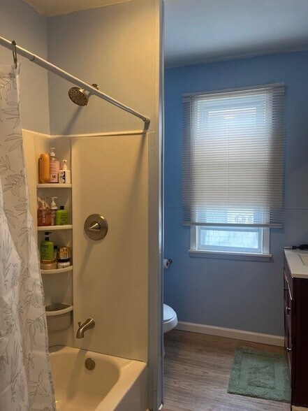 Bathroom 1-2 - 282 Yates St