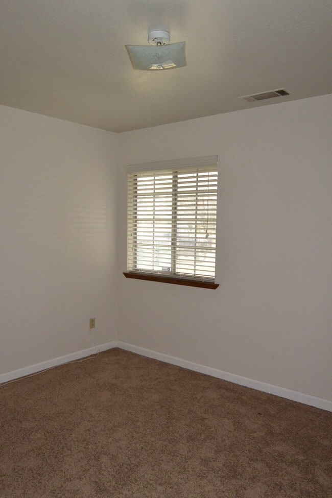 Building Photo - 3 bedroom 2 bathroom home in SW Visalia