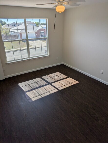 Building Photo - Room in House on Phillips St