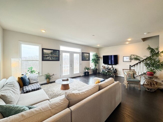 Building Photo - Fantastic 4 Bed 3.5 Bath End Unit Townhome In Potomac Shores Town Center