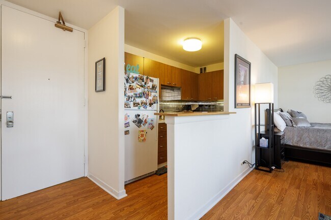Building Photo - 2626 N Lakeview Ave