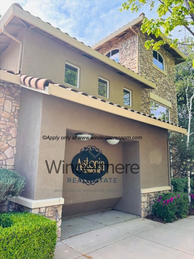 Building Photo - Stylish & Spacious 2 bedroom-/1 bath Condo in Astoria at Gateway Oaks!