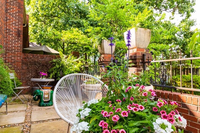 Building Photo - Elegant, updated Pleasant Valley townhome in the heart of WLR