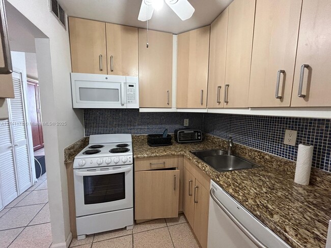 Building Photo - 2899 Collins Ave