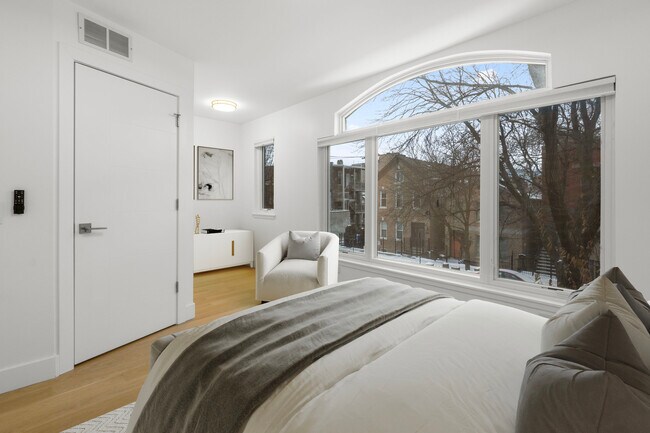 Building Photo - 1618 W Pierce Ave