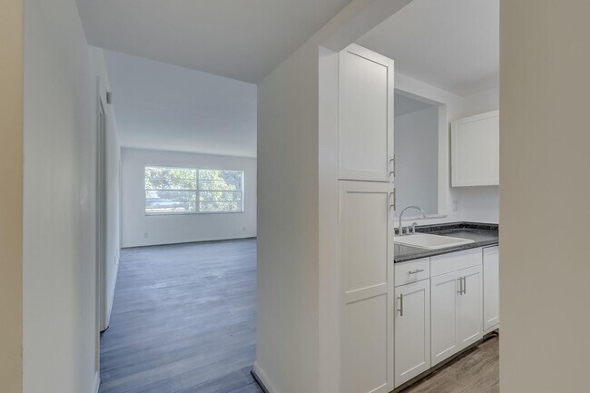 Building Photo - 5111 W Oakland Park Blvd