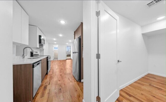 Building Photo - 1111 53rd St