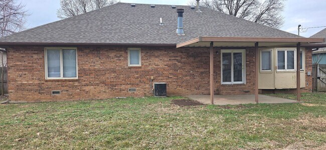 Building Photo - 3 Bedroom 2 Bathroom home in Southwest Springfield for $1495!