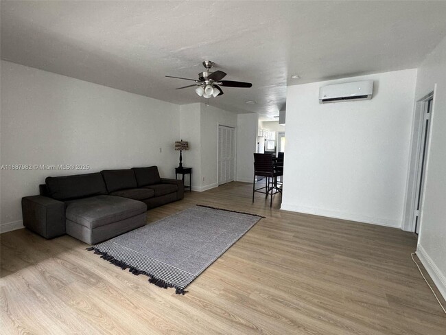 Building Photo - 2120 Biarritz Dr