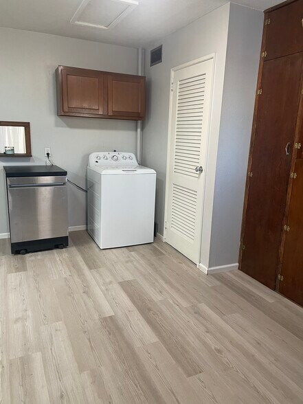 Building Photo - 1136 Florence Ave