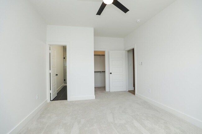 Building Photo - For Lease | 4 Bed, 2.5 Bath | 1,450 Sq Ft |
