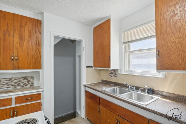 Building Photo - $1,300/month - 3 Bed 1 Bath