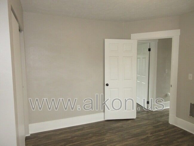 Building Photo - 302 W Virginia Ave