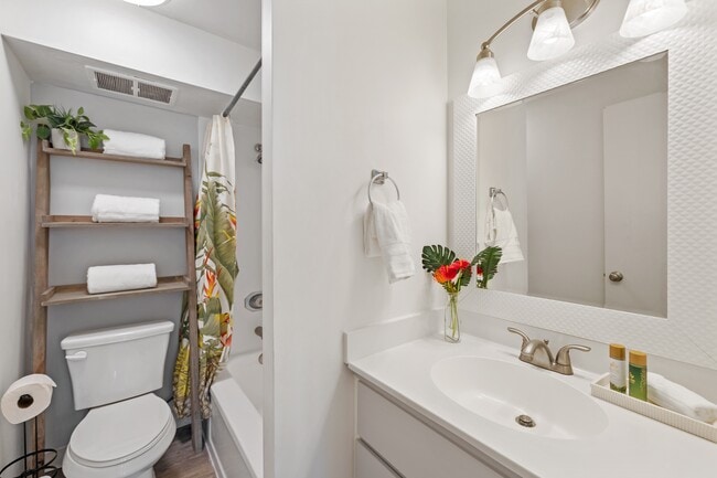 Building Photo - 2421 Tusitala St