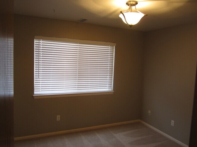 Building Photo - Beautiful 2 Bedroom, 1 Bathroom Condo Freshly Painted and New Carpet by Horsetooth Reservoir in F...
