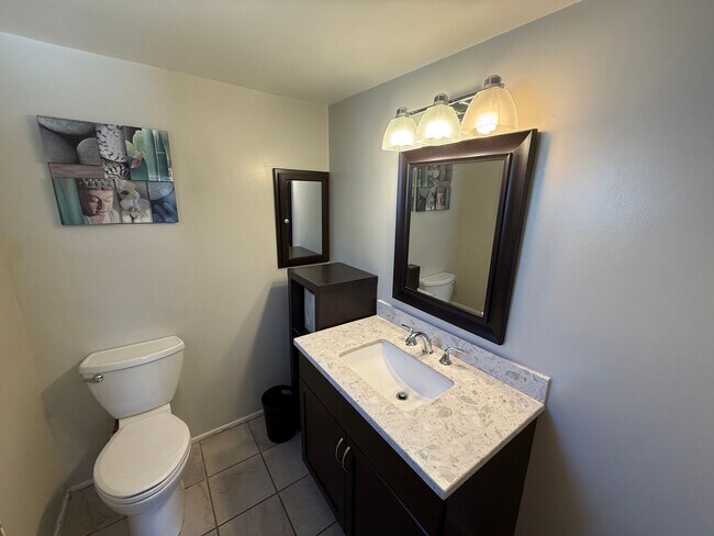 Building Photo - Lovely 3 Bedroom House w/ Finished Garage