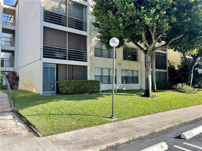 Building Photo - 2307 S Cypress Bend Dr