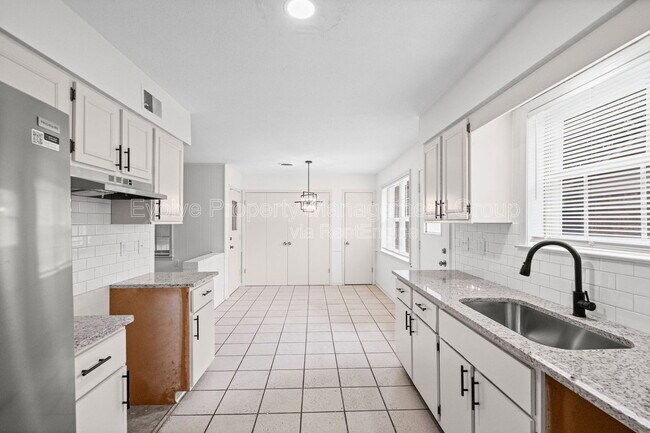 Building Photo - 6326 Thornfield Dr