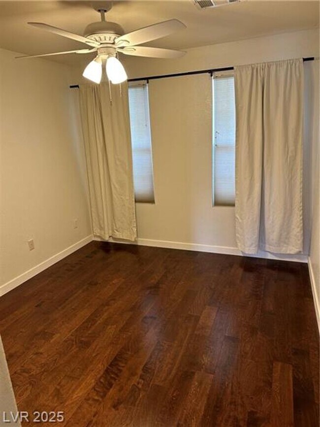Building Photo - Beautiful 3 bedroom w loft 2.5 bath townho...