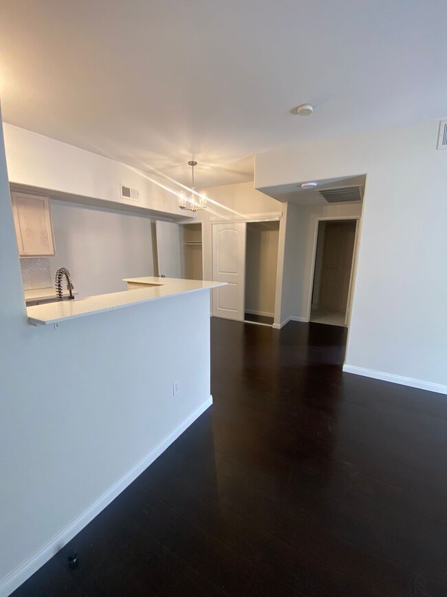 Building Photo - Nicely upgraded 1 bedroom on the South Strip
