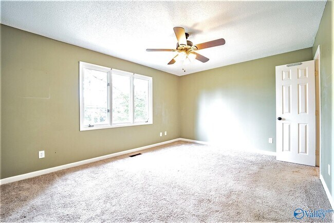 Building Photo - 710 Crestview Dr