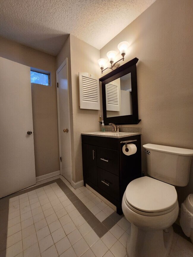 Building Photo - Charming 3 bedroom house near buck lake fo...