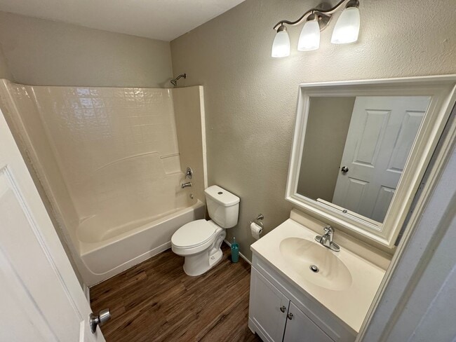 Building Photo - Spacious 4-Bedroom Home with 3 Full Baths in Whispering Trails – Pet Friendly!