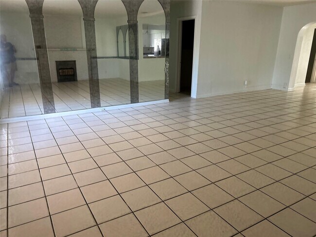 Building Photo - 701 W Evanston Cir