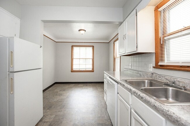 Building Photo - 3 Bedroom/1 bath Single House Maple Hts!!