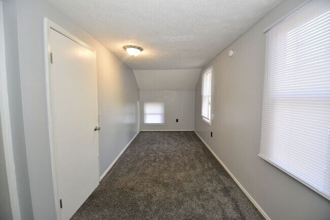 Building Photo - Elkhart 3 bedroom and 2 full baths
