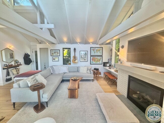 Building Photo - Tranquil & Sun Drenched 3BR|3BR in Heart o...