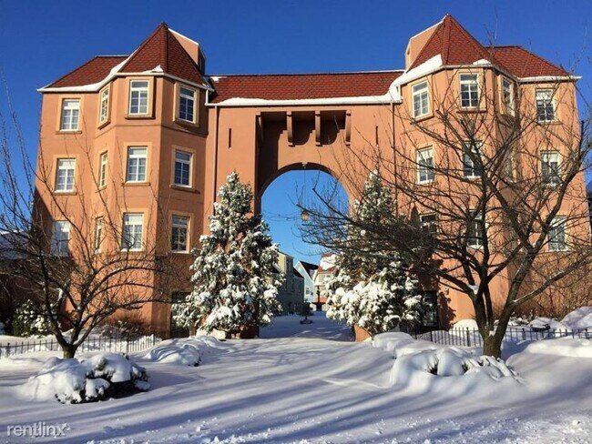 Building Photo - 2 br, 3 bath Townhome - 13 Market Plaza